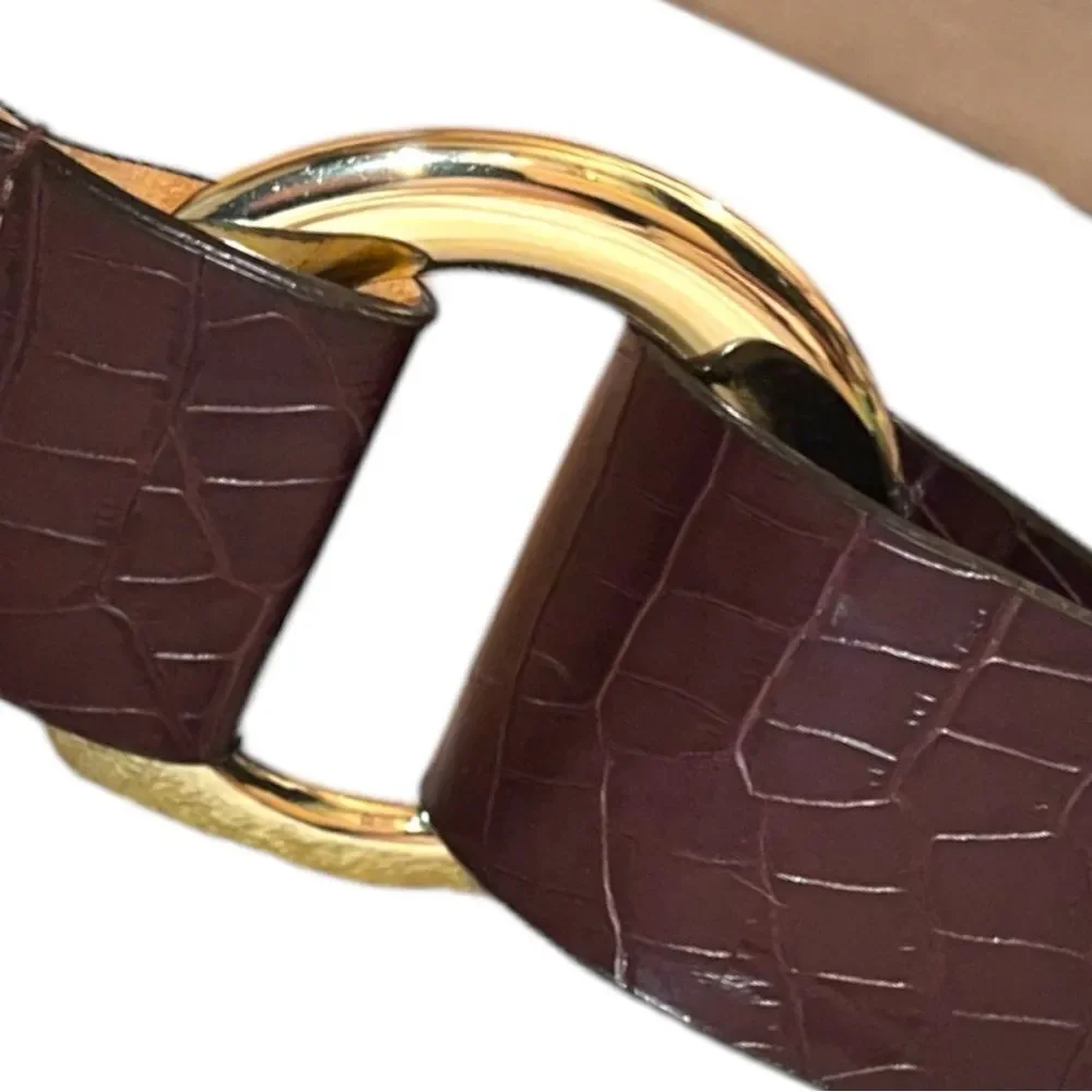 Brown croc style leather belt with round gold buckle! New